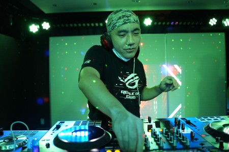 DJ manabirds / VJ 極楽鳥 DJ manabirds / VJ 極楽鳥